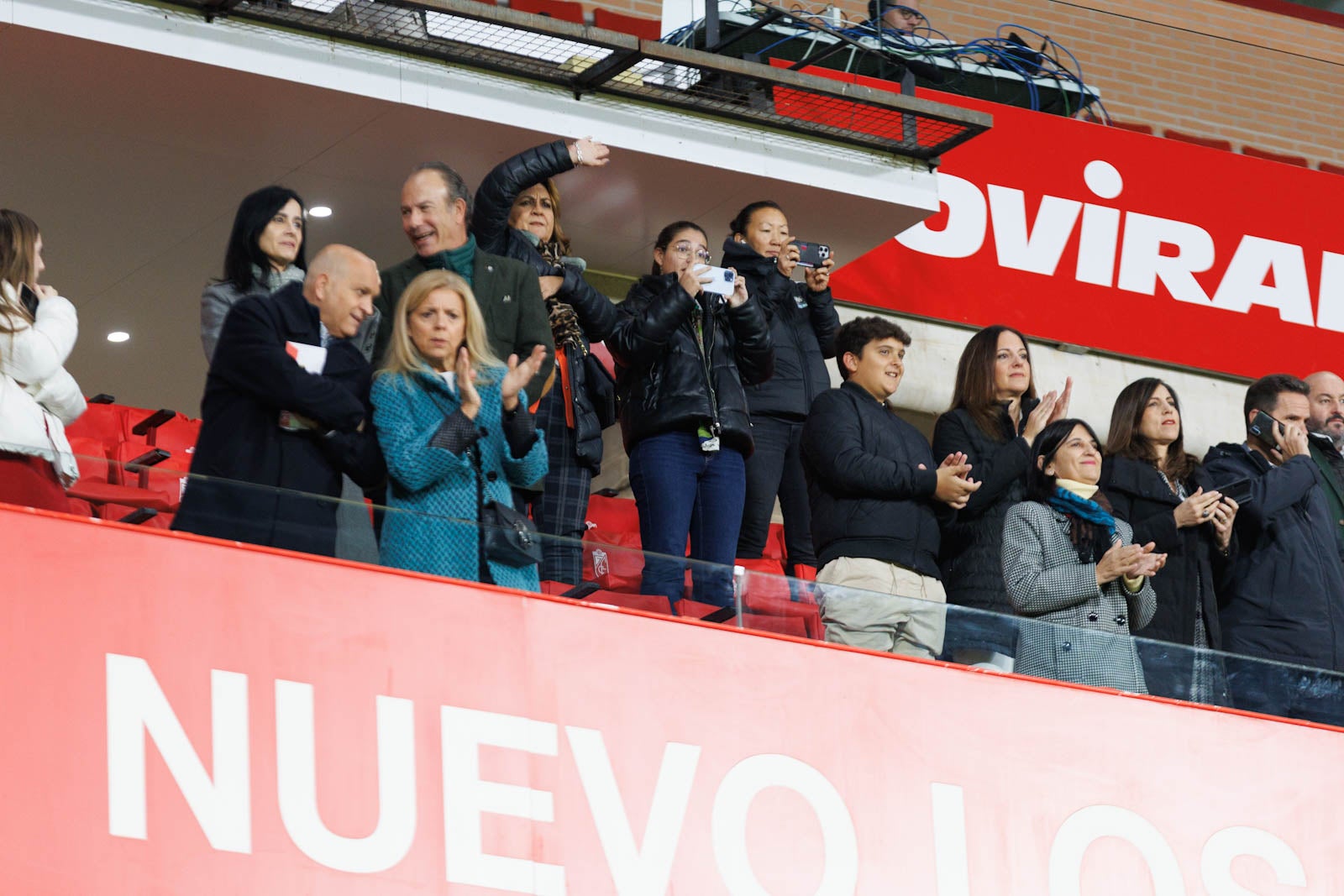 Encuéntrate en la grada de Los Cármenes en el Granada-Athletic