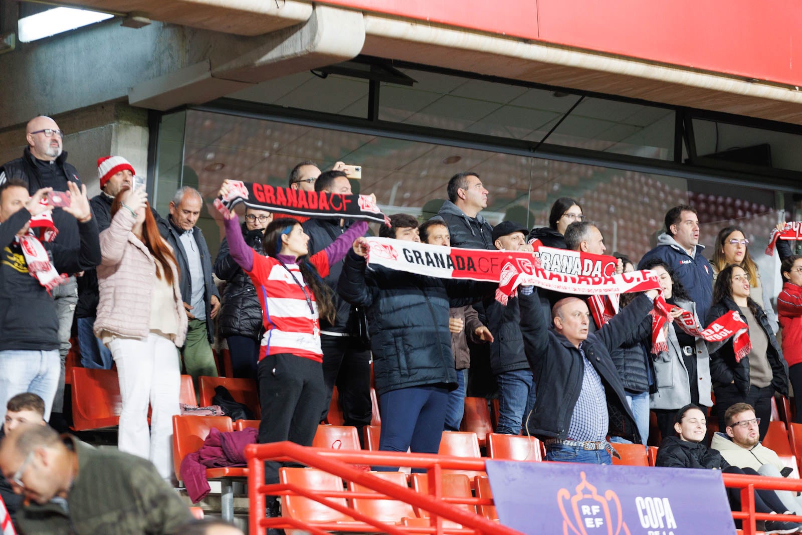 Encuéntrate en la grada de Los Cármenes en el Granada-Athletic