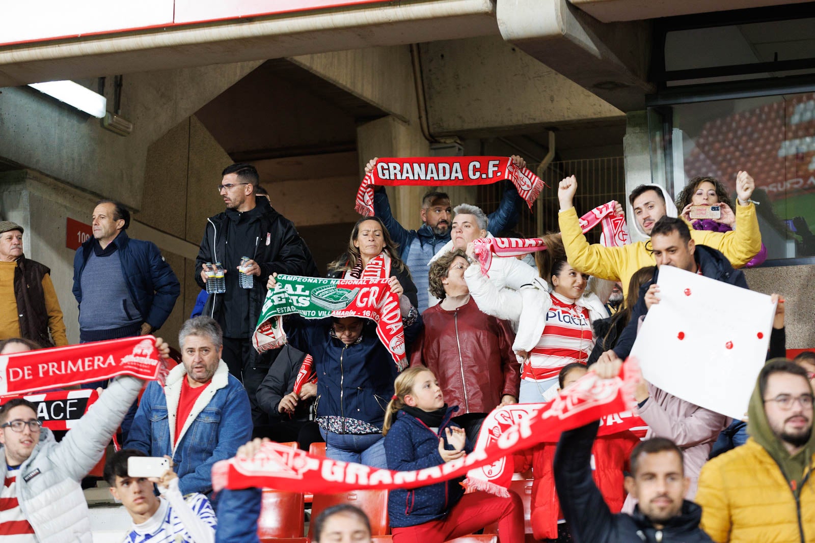 Encuéntrate en la grada de Los Cármenes en el Granada-Athletic
