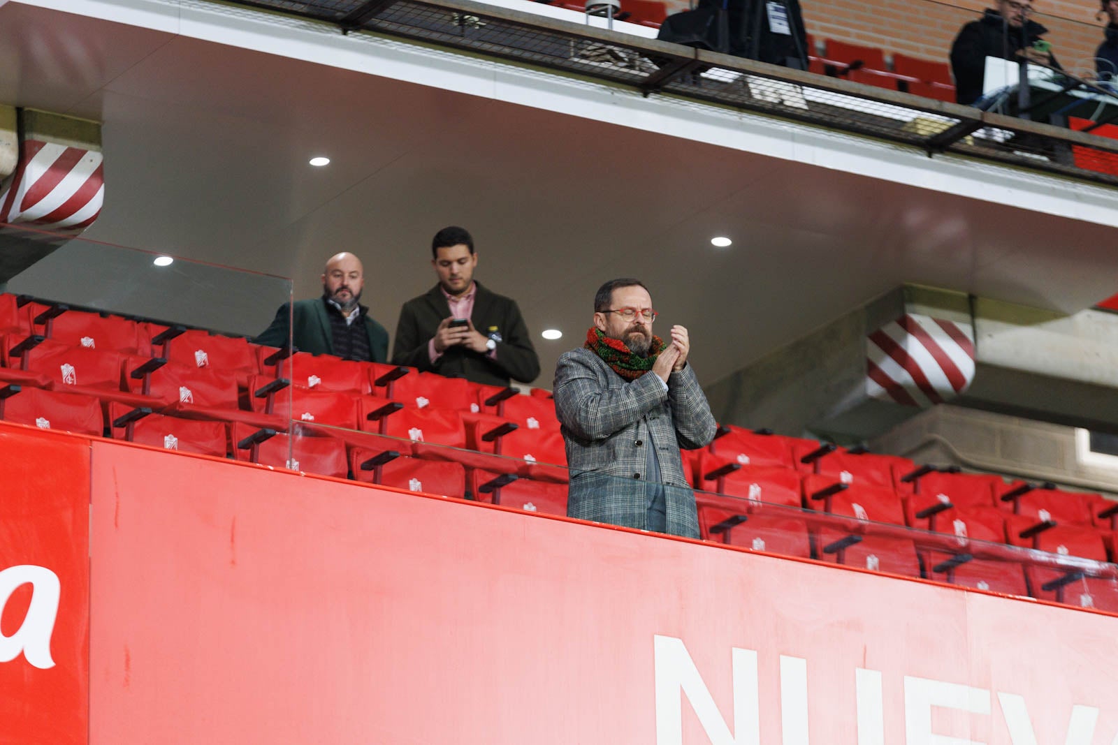 Encuéntrate en la grada de Los Cármenes en el Granada-Athletic