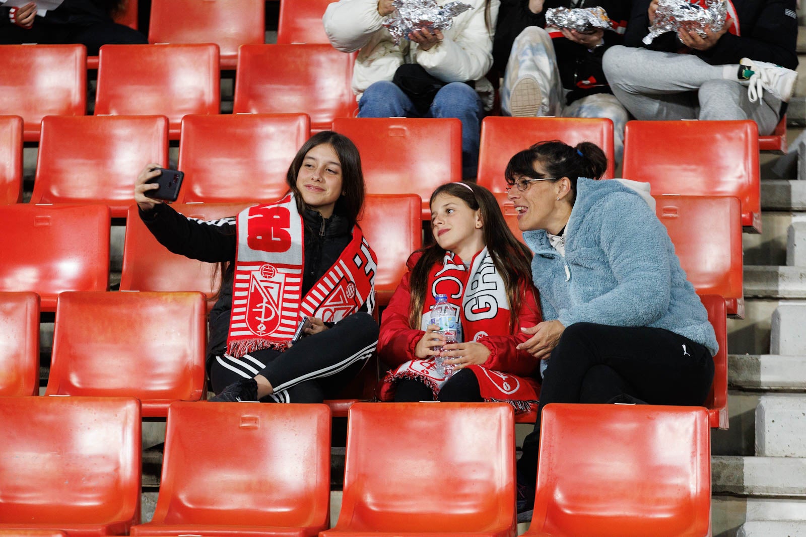 Encuéntrate en la grada de Los Cármenes en el Granada-Athletic