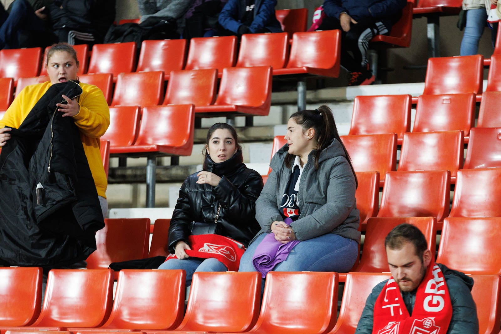 Encuéntrate en la grada de Los Cármenes en el Granada-Athletic