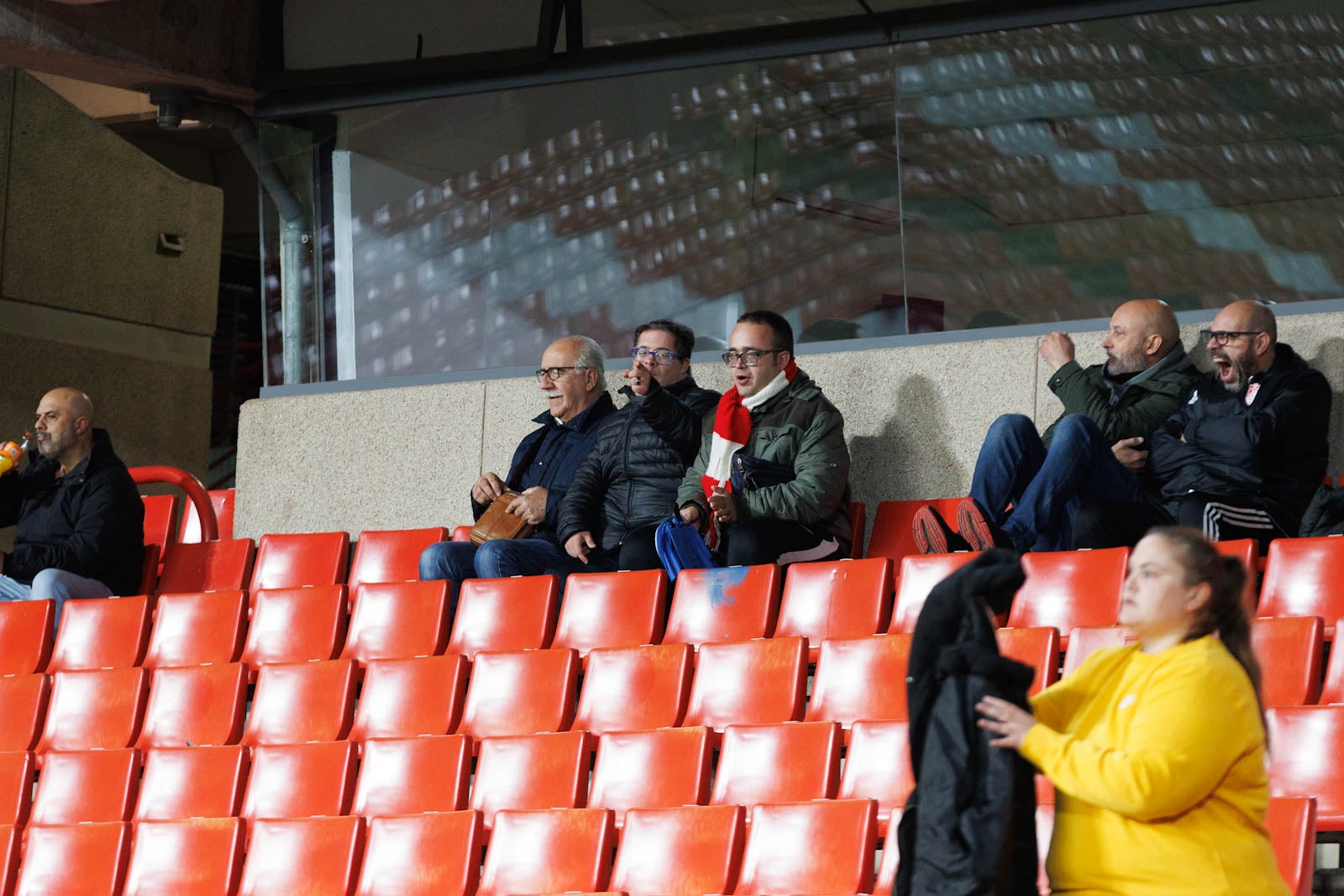 Encuéntrate en la grada de Los Cármenes en el Granada-Athletic