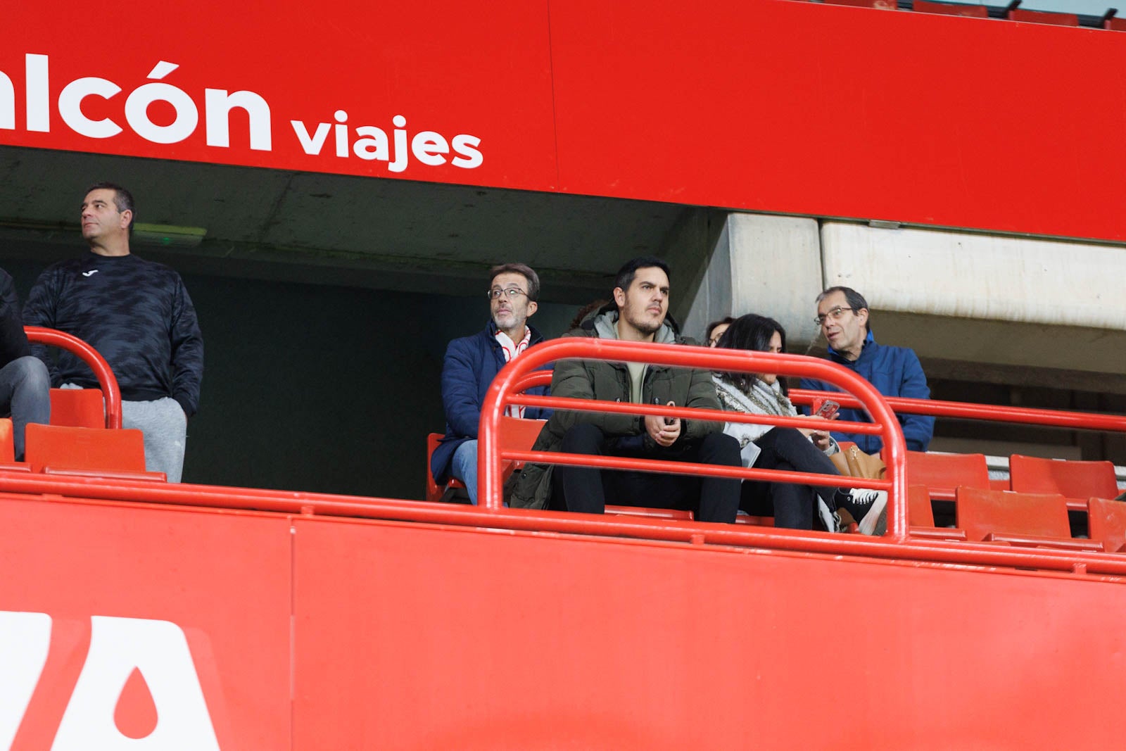 Encuéntrate en la grada de Los Cármenes en el Granada-Athletic