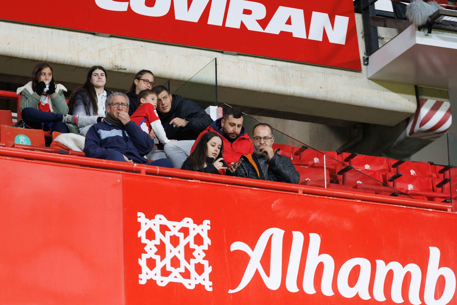 Encuéntrate en la grada de Los Cármenes en el Granada-Athletic