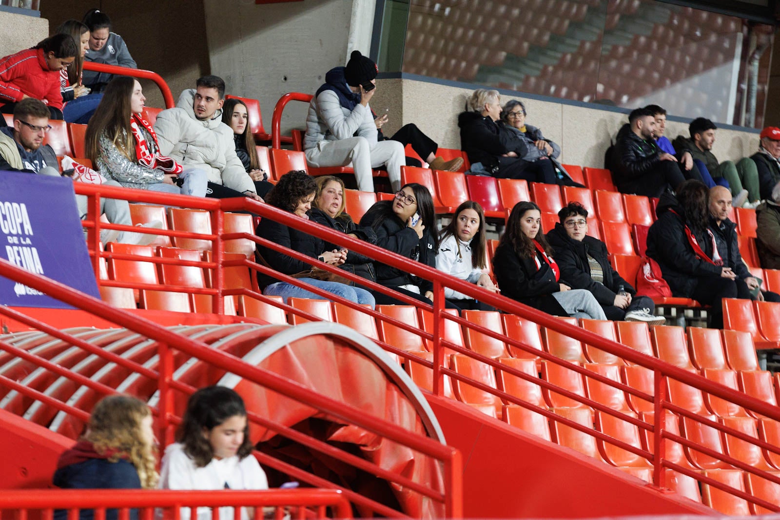 Encuéntrate en la grada de Los Cármenes en el Granada-Athletic