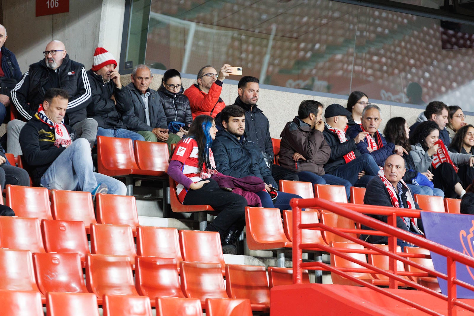 Encuéntrate en la grada de Los Cármenes en el Granada-Athletic