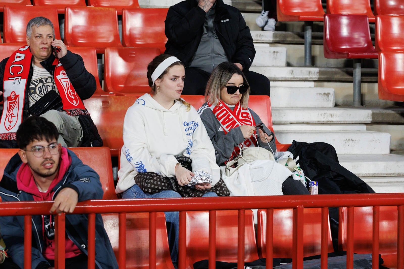 Encuéntrate en la grada de Los Cármenes en el Granada-Athletic