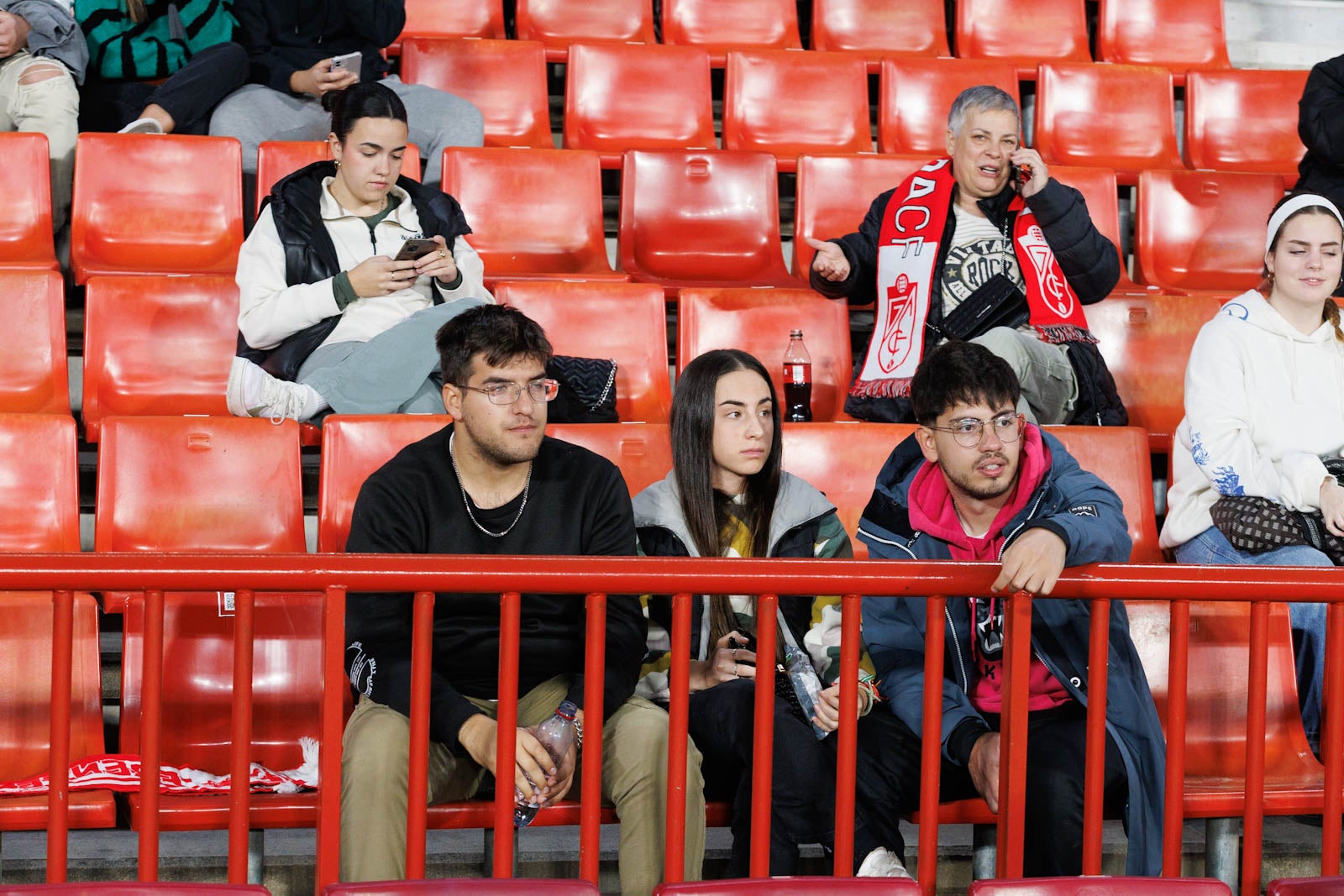 Encuéntrate en la grada de Los Cármenes en el Granada-Athletic