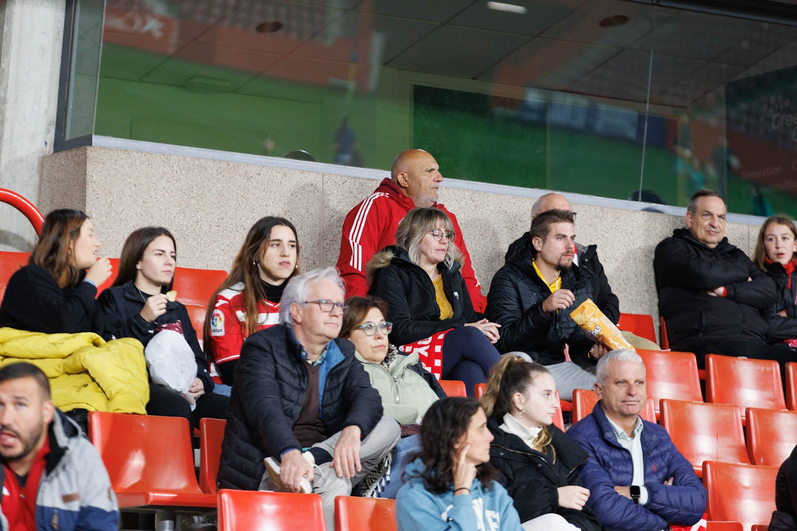 Encuéntrate en la grada de Los Cármenes en el Granada-Athletic
