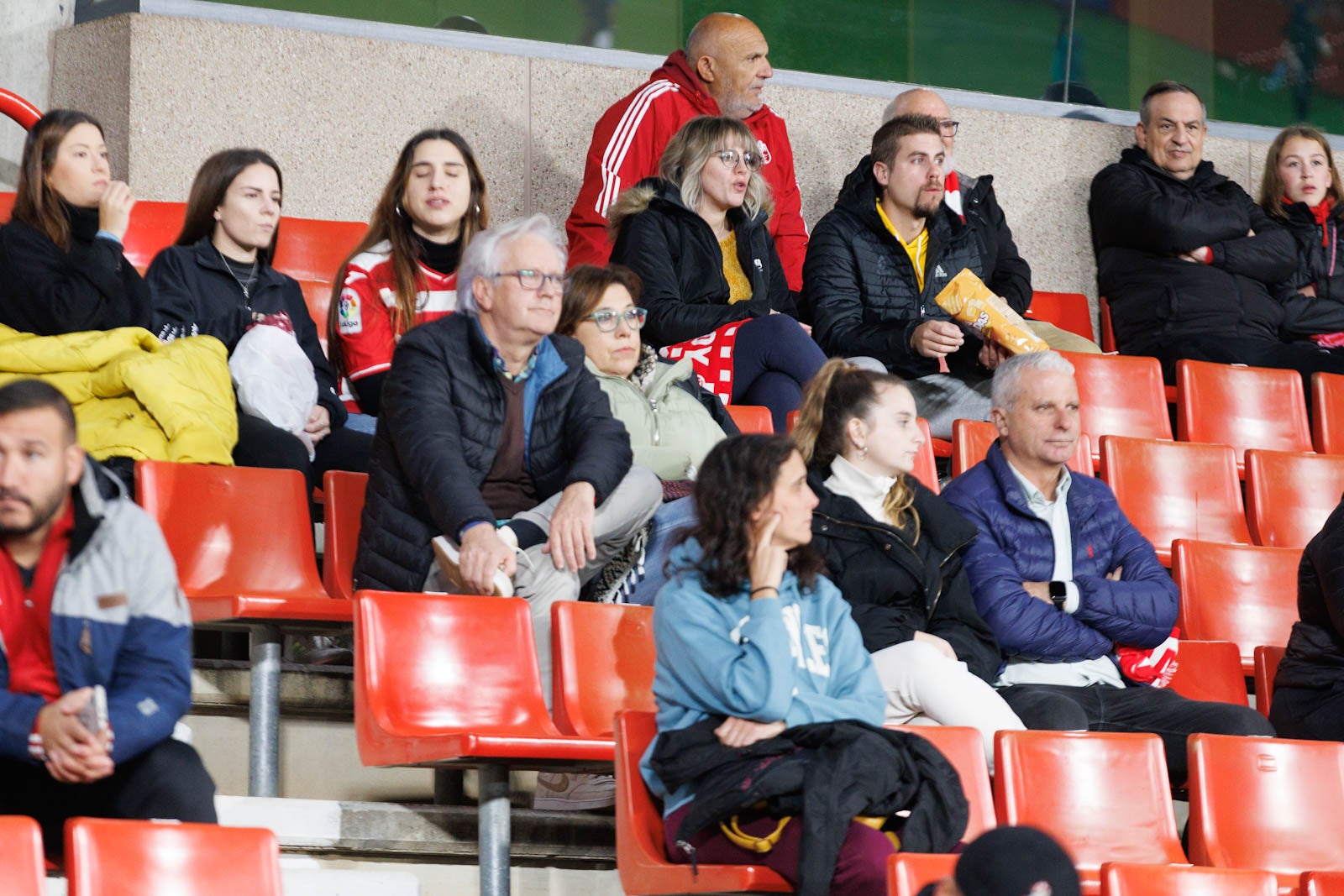 Encuéntrate en la grada de Los Cármenes en el Granada-Athletic