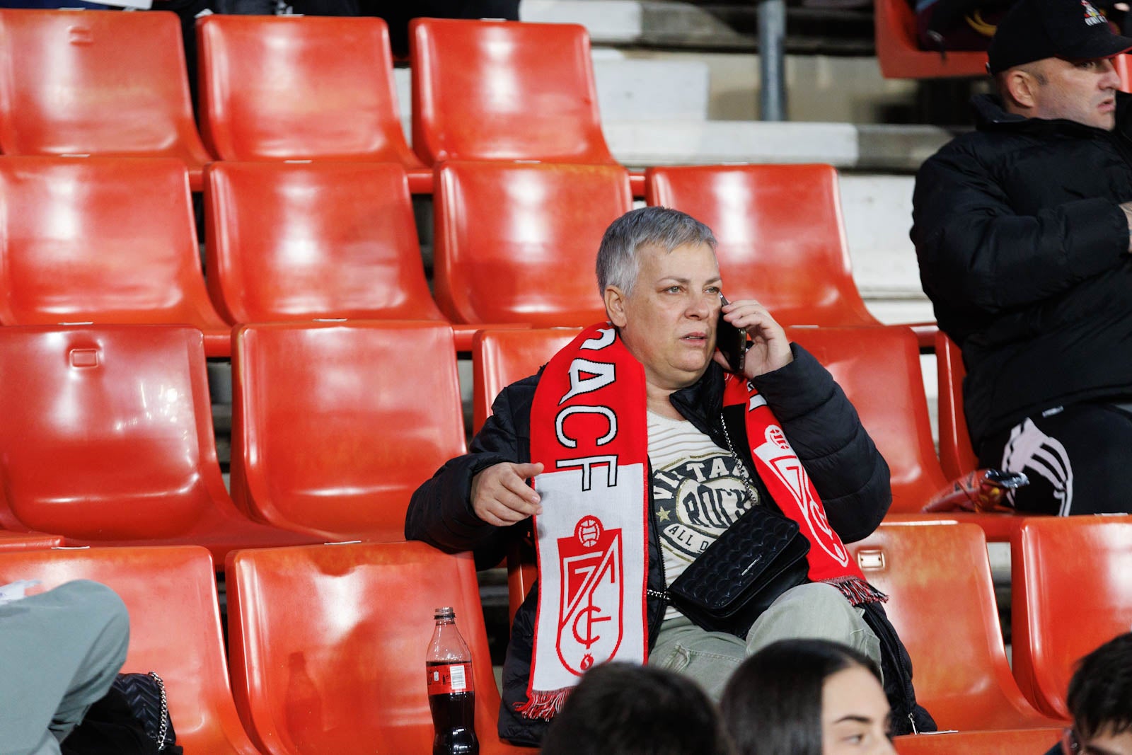 Encuéntrate en la grada de Los Cármenes en el Granada-Athletic