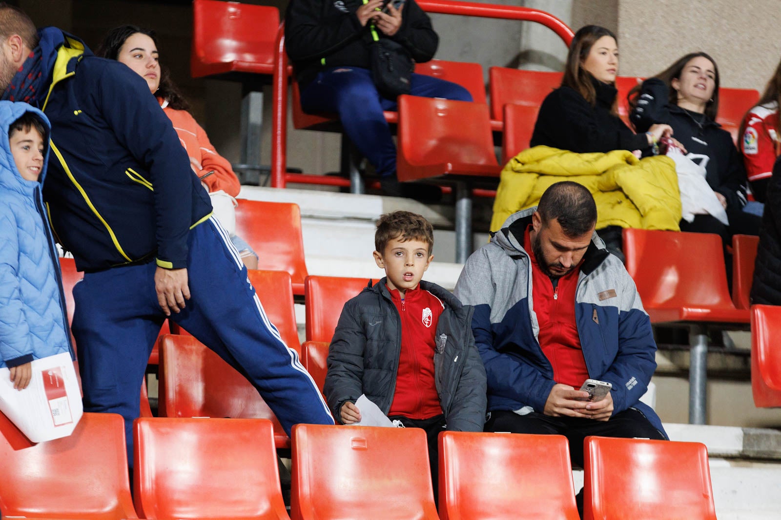 Encuéntrate en la grada de Los Cármenes en el Granada-Athletic