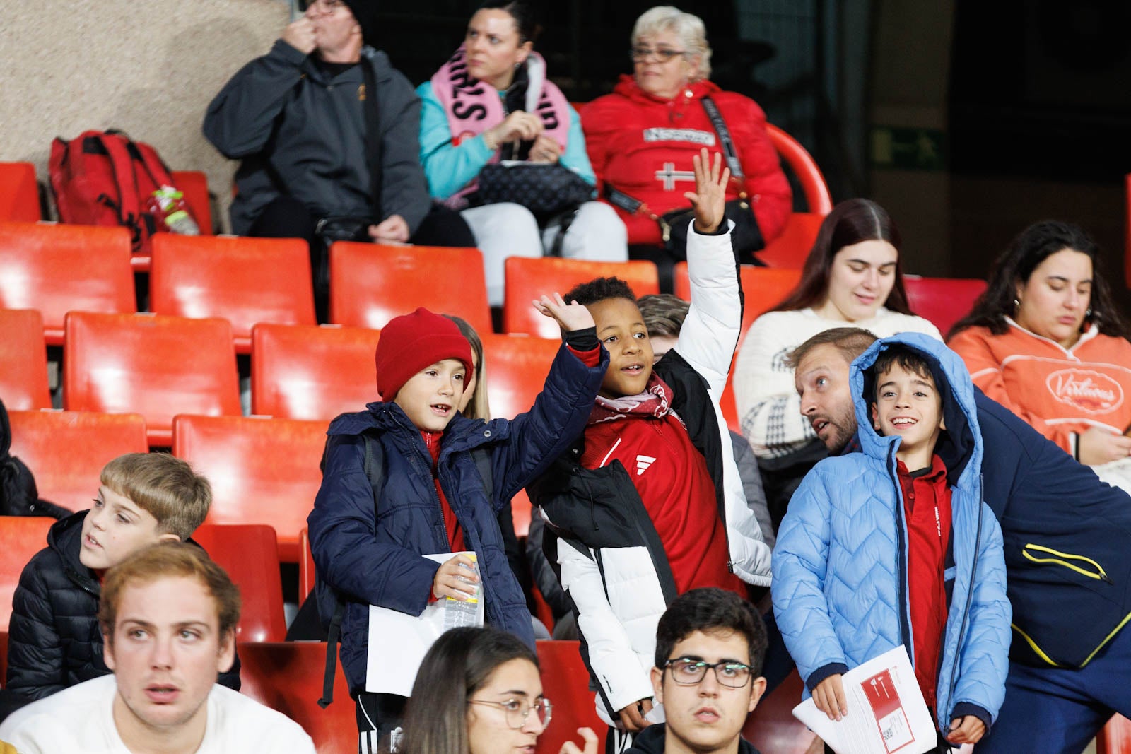 Encuéntrate en la grada de Los Cármenes en el Granada-Athletic