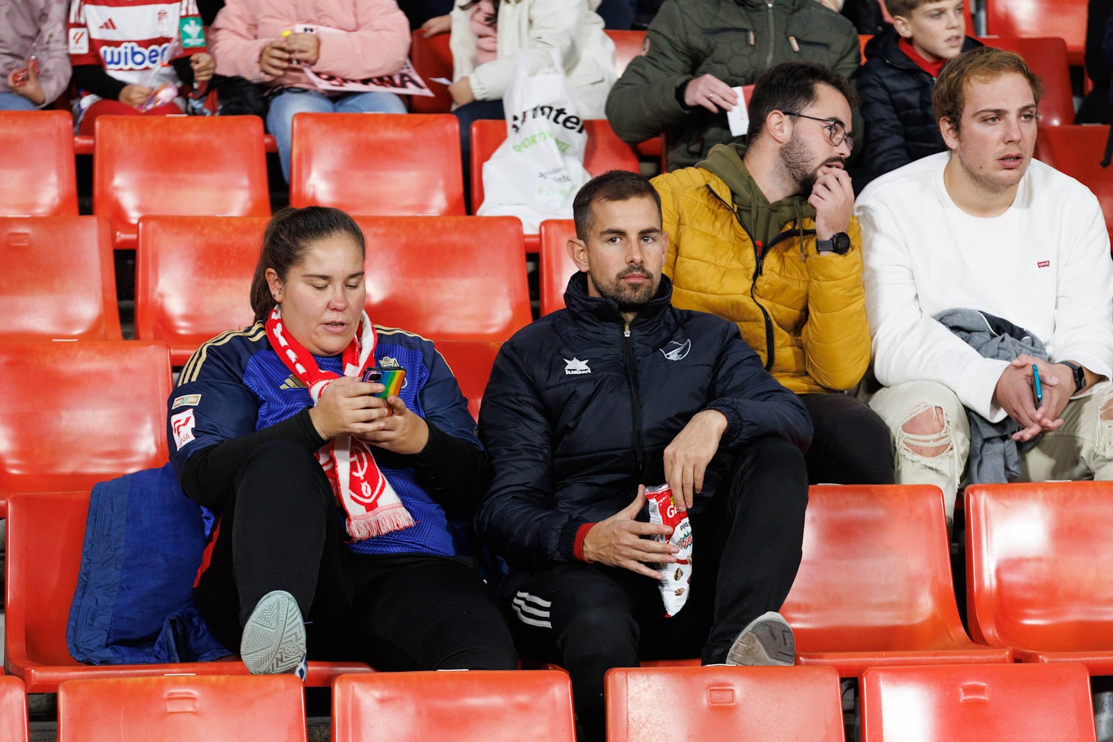 Encuéntrate en la grada de Los Cármenes en el Granada-Athletic