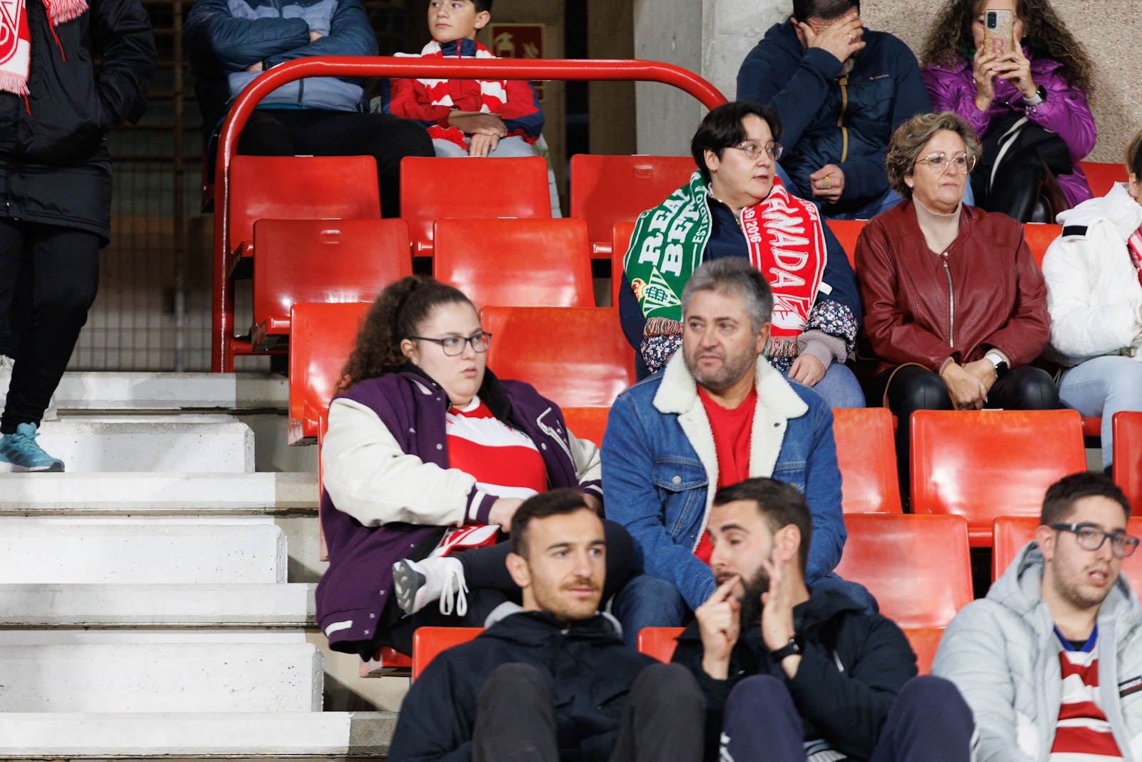Encuéntrate en la grada de Los Cármenes en el Granada-Athletic