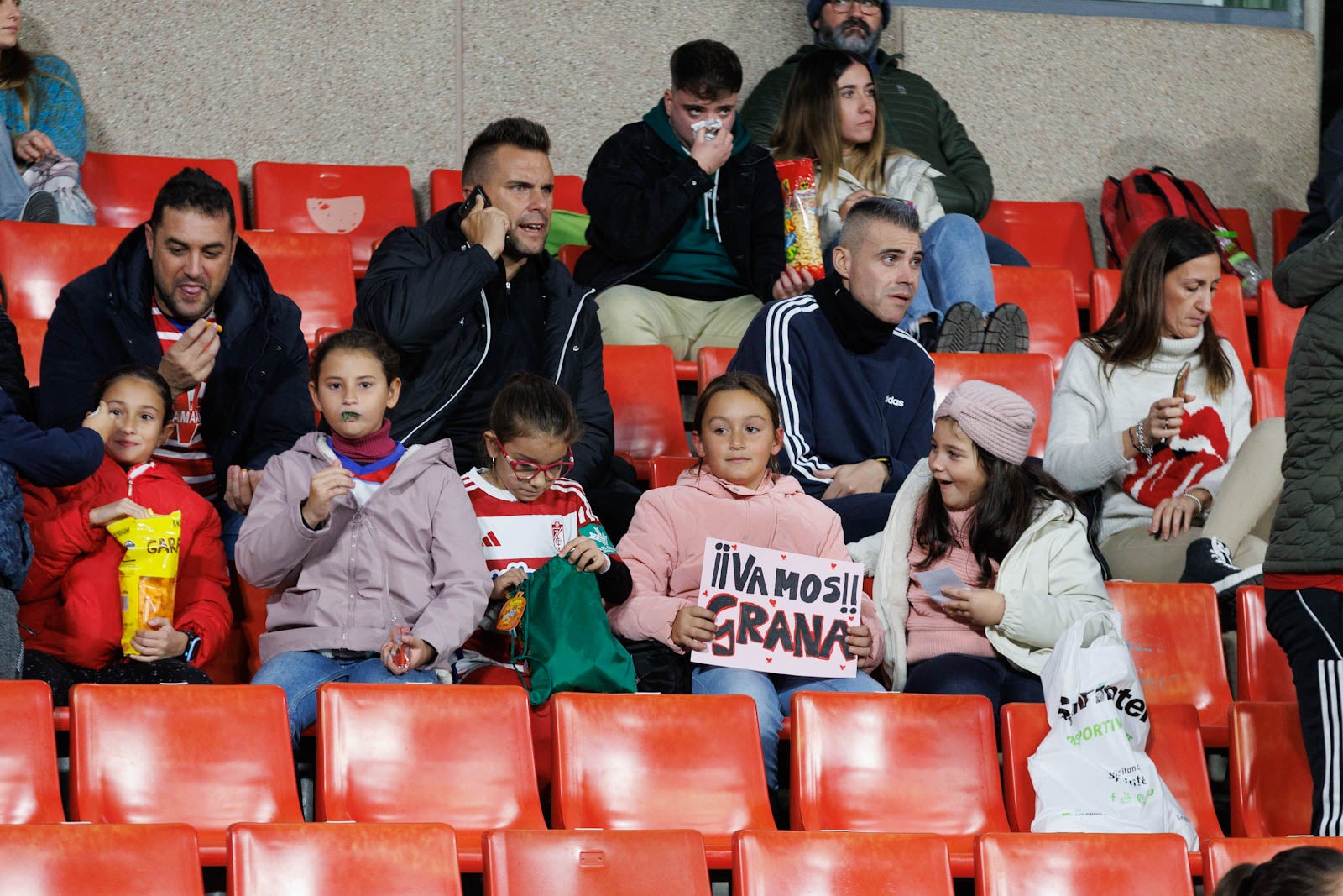 Encuéntrate en la grada de Los Cármenes en el Granada-Athletic