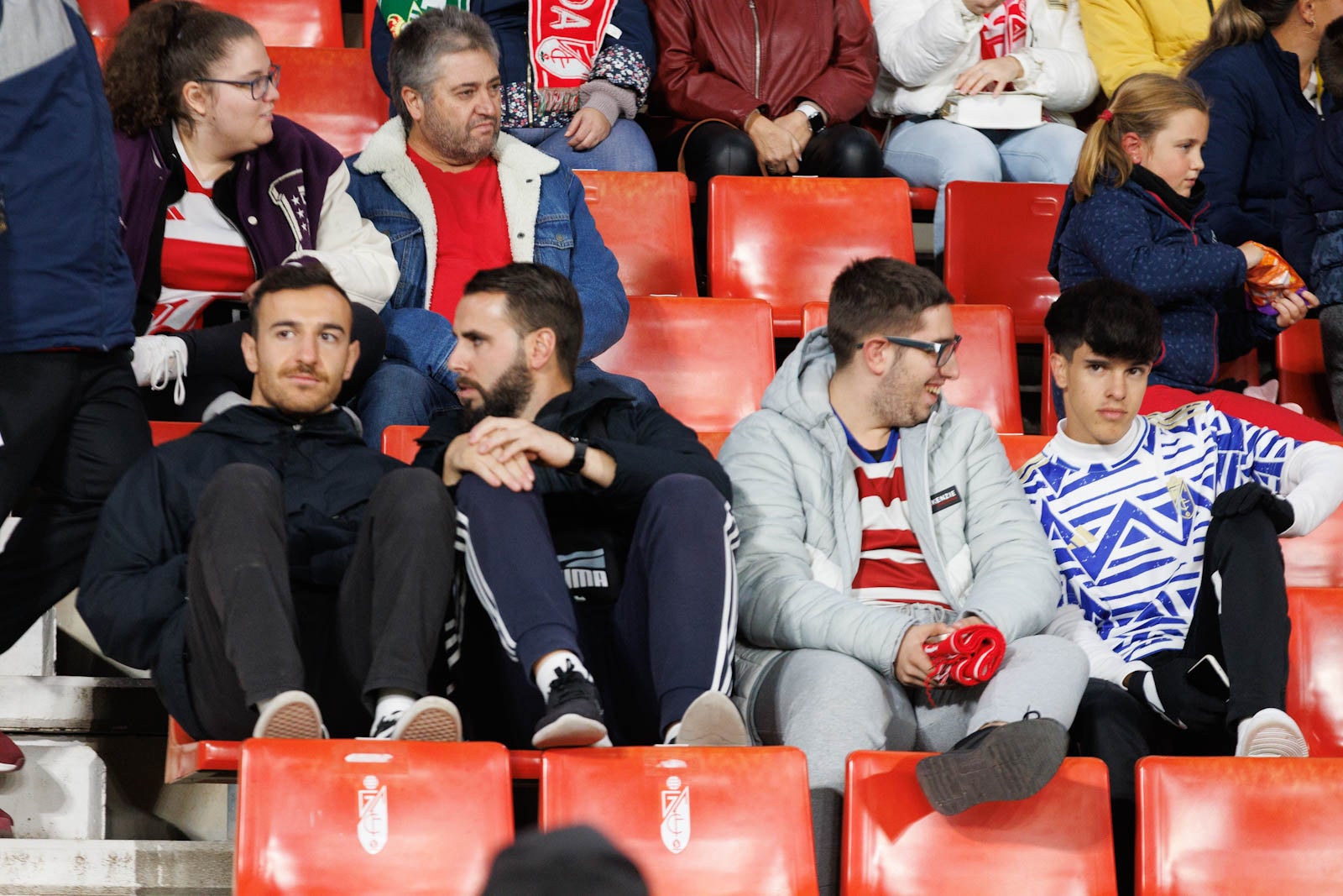 Encuéntrate en la grada de Los Cármenes en el Granada-Athletic