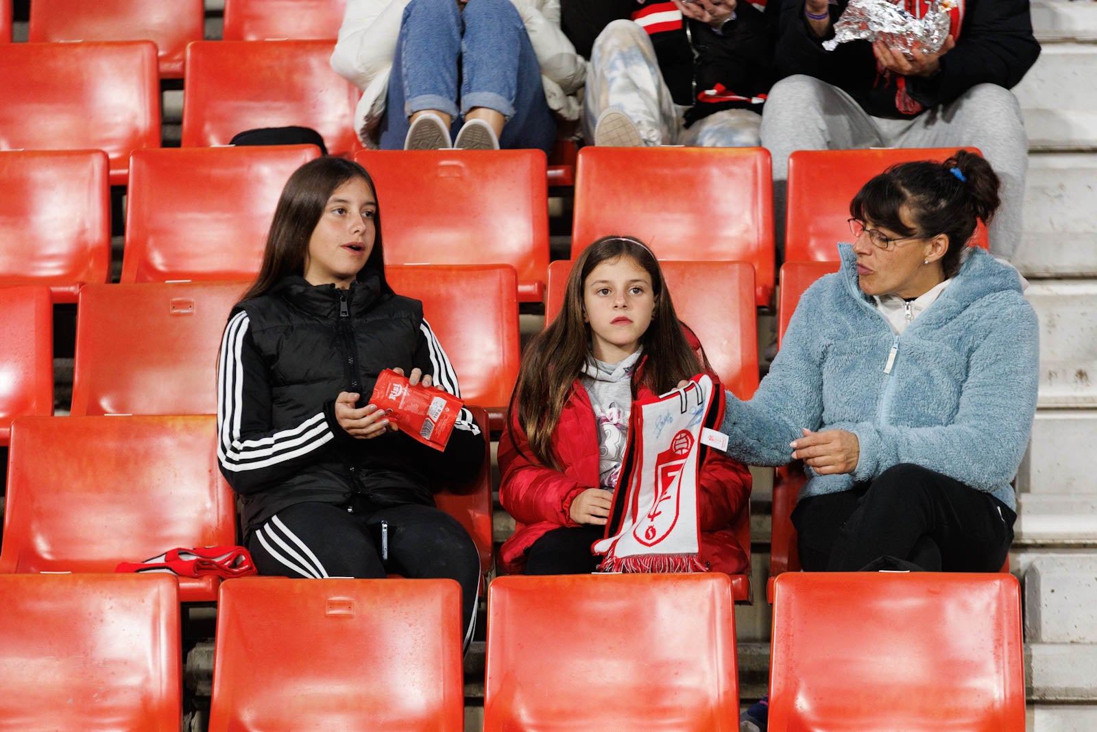 Encuéntrate en la grada de Los Cármenes en el Granada-Athletic