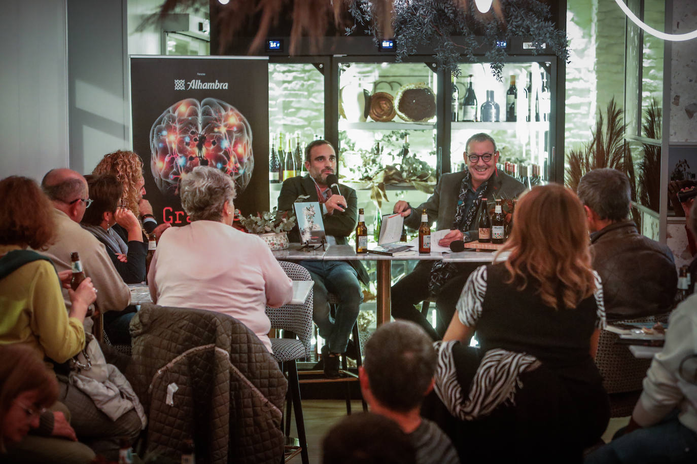 Un momento de la charla entre Quico Chirino y Francisco Álvarez de la Chica, anoche en Granada Noir.