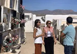 Sacramento Sánchez, a la izquierda, en una visita al cementerio de Cuevas de los Medina.