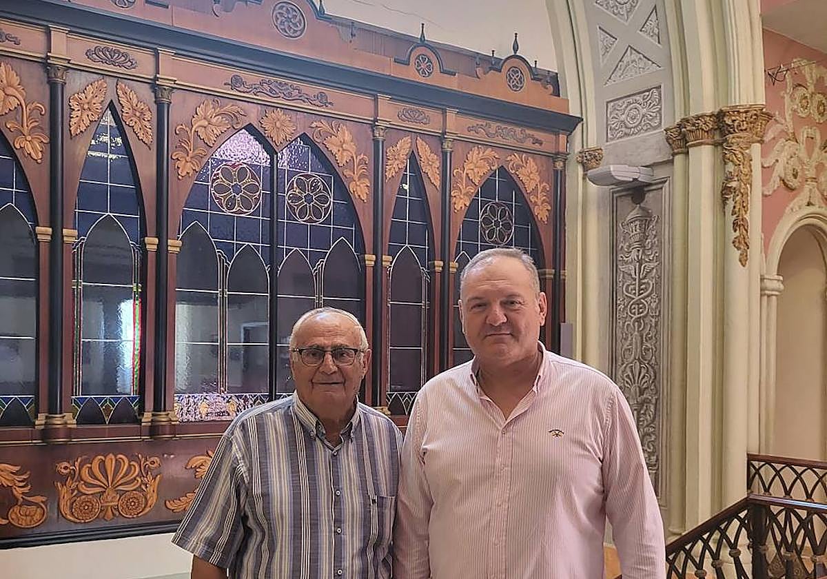 El alcalde junto al pregonero.