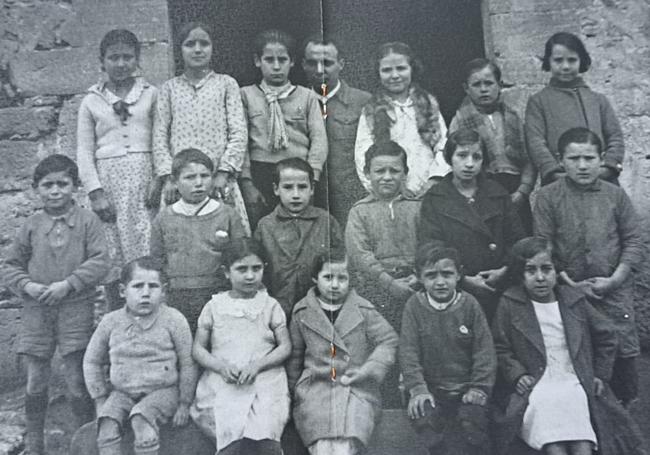 Reproducción de la foto escolar de los alumnos de Bañuelos de Bureba junto al docente Antoni Benaiges meses antes de ser fusilado por milicianos falangistas en Burgos.