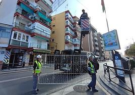 Desirée y Rosalía en sus labores de montaje de la iluminación navideña de la Avenida de Dílar.
