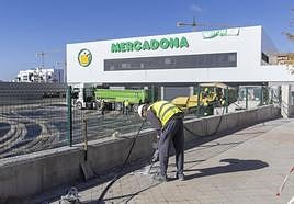 Últimos retoques para la apertura del gran Mercadona de La Chana.