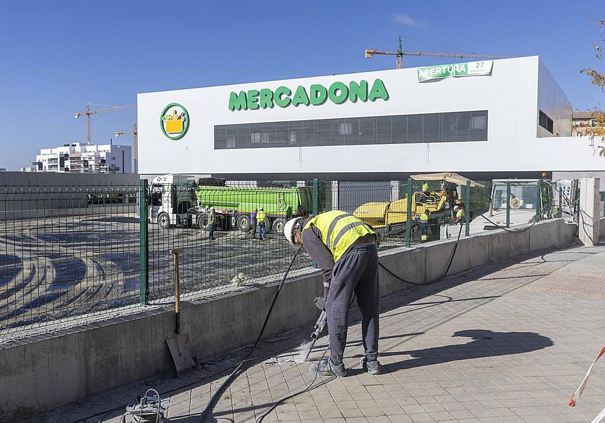 Últimos retoques para la apertura del gran Mercadona de La Chana.