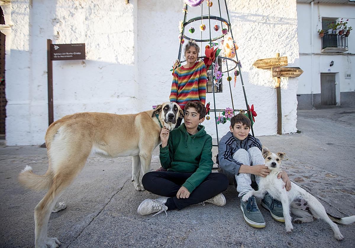 Yanick y Nael pasan la Navidad con su madre y sus mascotas en el pueblo de Tímar.