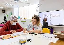 Una maestra atiende a la pequeña Alejandra.