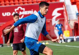 César Montes controla el esférico buscando el pase en el entrenamiento de este jueves.