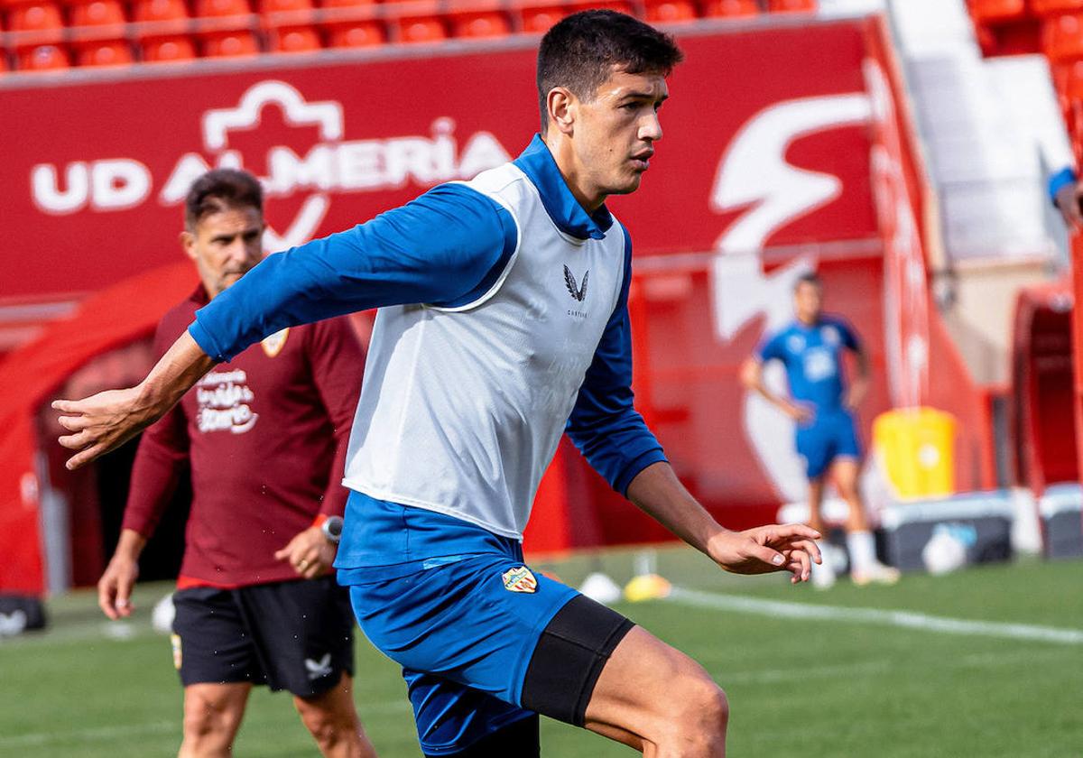 César Montes controla el esférico buscando el pase en el entrenamiento de este jueves.