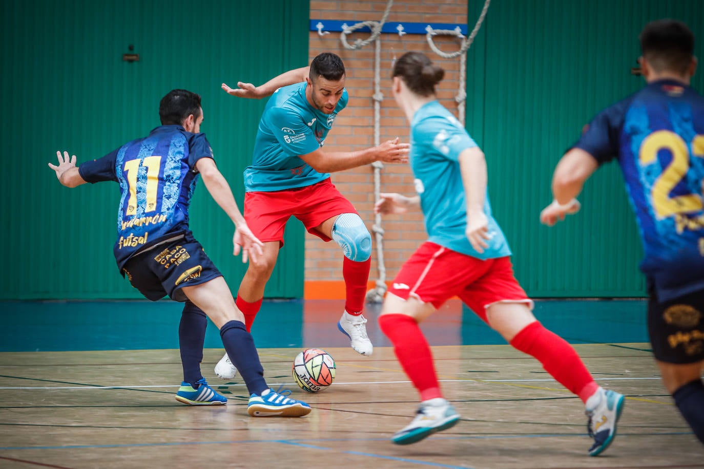 Un jugador del Sima Granada tratar de avanzar ante un rival.