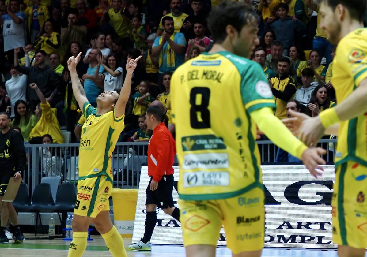 Nem celebra uno de los tantos que firmó ante Alzira FS.