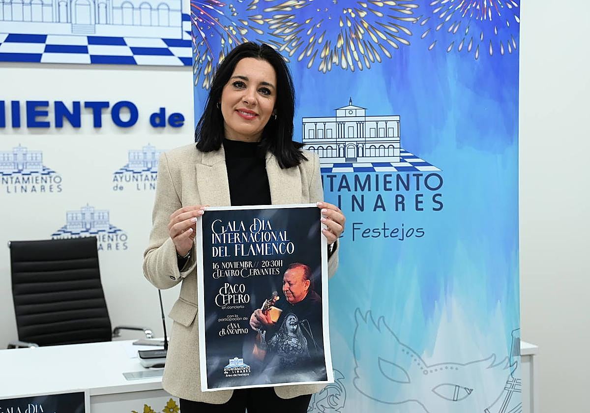 La concejala de Cultura de Linares, Susana Ferrer, con el cartel de la gala.