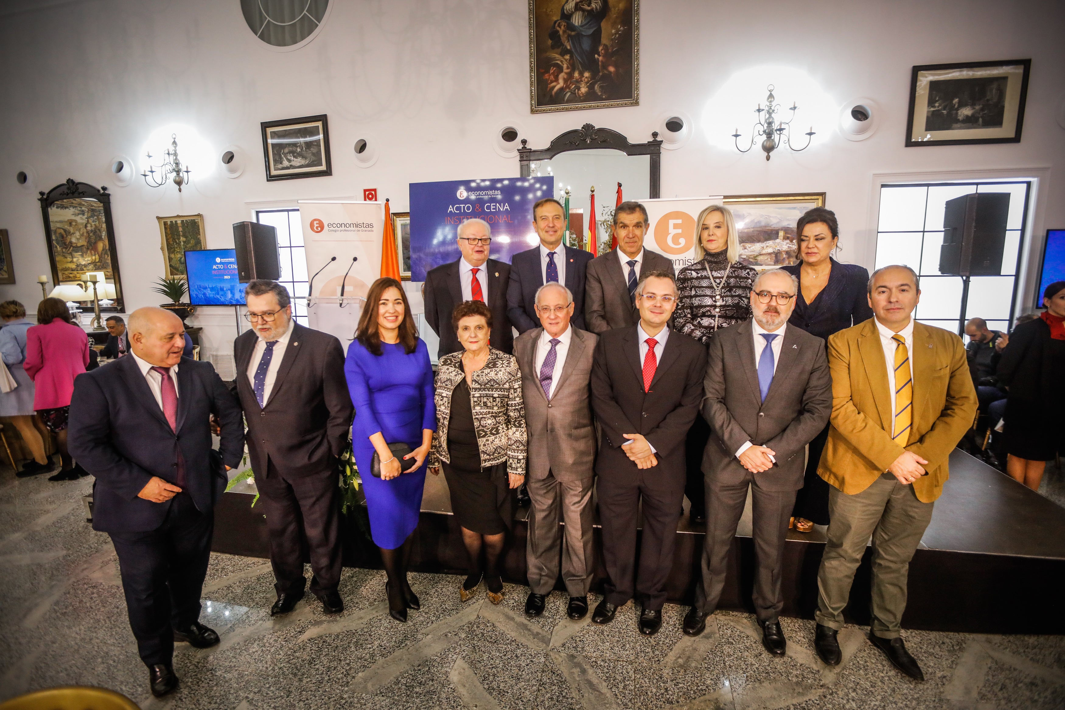 Invitados, representantes del Colegio y homenajeados, al término del cena.