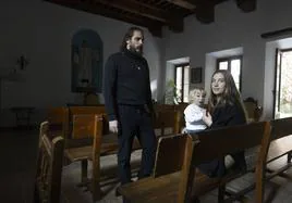 Andoni, Elisabetta y el pequeño Bernardo en la sala de conferencias que hay junto al claustro del Monasterio de San Bernardo, un tesoro del patrimonio de Granada.