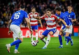 El granadinista Boyé pugna por el balón ante el azulón Luis Milla