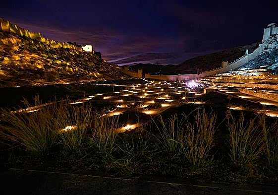 Los Jardines Mediterráneos de La Hoya están dotados de iluminación sostenible.