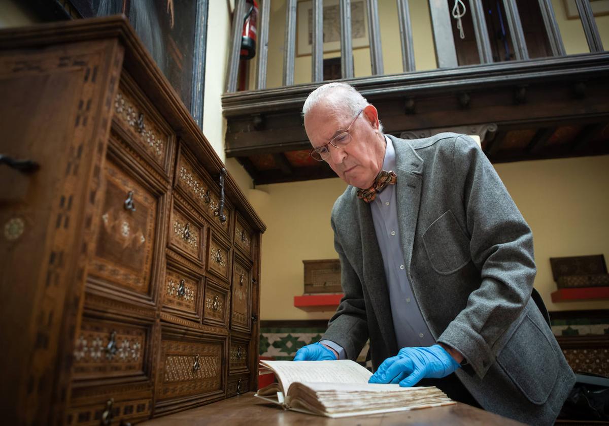 Carlos Ballesta con el libro de Ignacio del Castillo sobre los Plomos del Sacromonte.