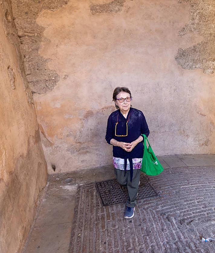 Imagen secundaria 2 - Tres de las vecinas del barrio. 