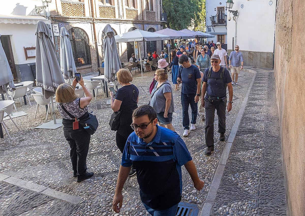 Imagen secundaria 1 - «Si el Albaicín lo tuvieran Málaga o Sevilla, esto sería una tacita de plata»