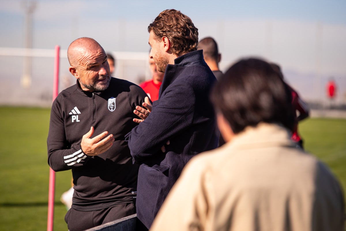 Las imágenes del entrenamiento del Granada con la presidenta por sorpresa