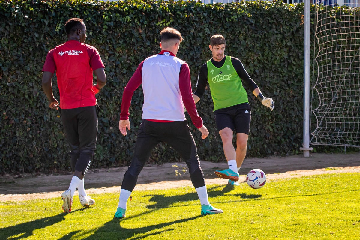 Las imágenes del entrenamiento del Granada con la presidenta por sorpresa