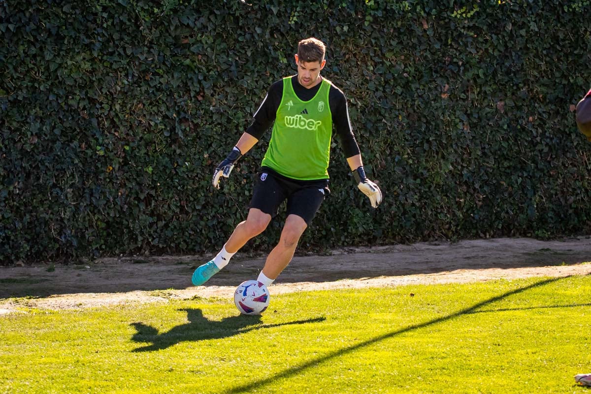 Las imágenes del entrenamiento del Granada con la presidenta por sorpresa