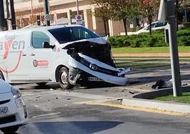 Estado en el que ha quedado la furgoneta tras la colisión.