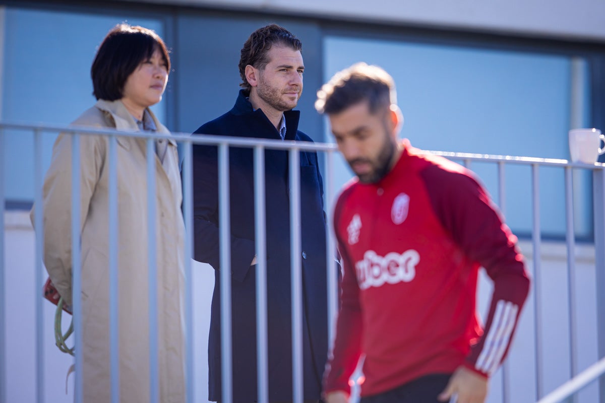 Las imágenes del entrenamiento del Granada con la presidenta por sorpresa