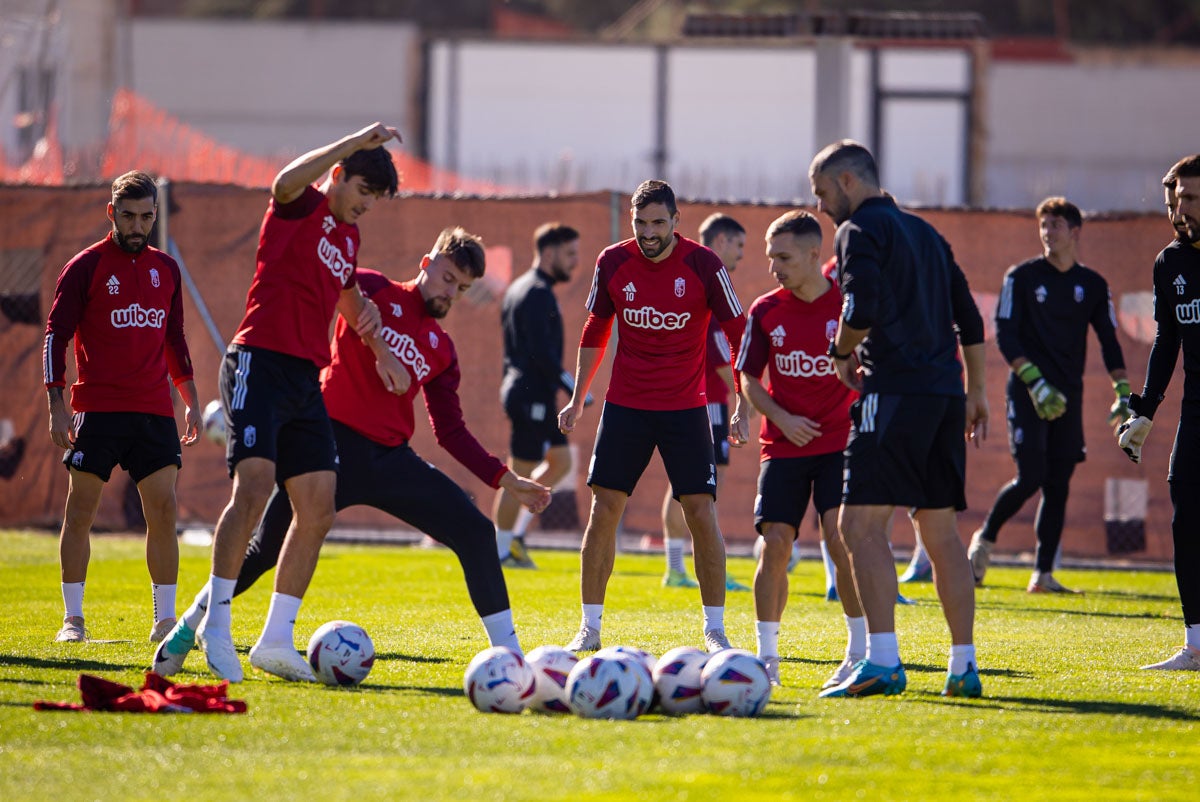 Las imágenes del entrenamiento del Granada con la presidenta por sorpresa